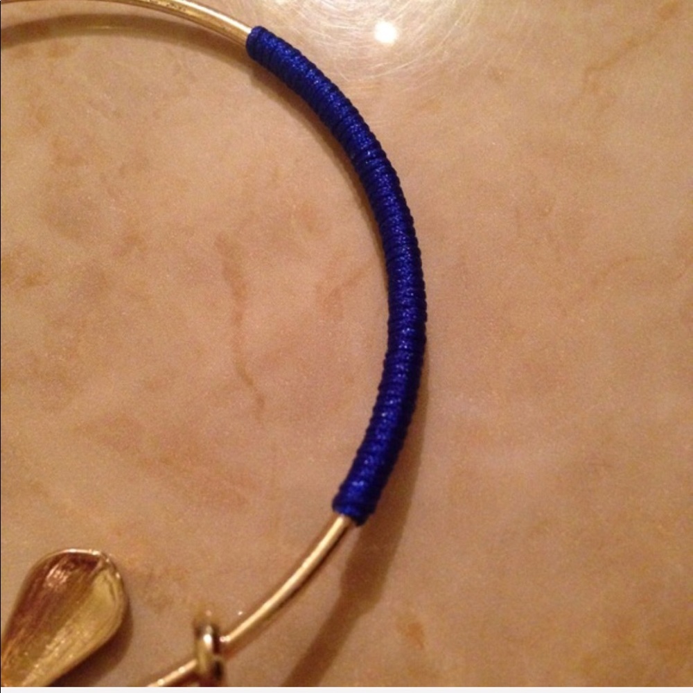 NWOT Charmed Bangle Gold Tone Tassel - Picture 3 of 4